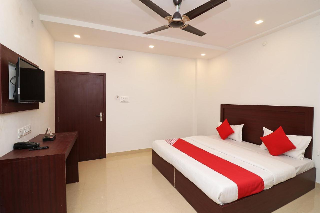 Oyo 1021 Hotel Gayatri Residency Tirath Екстер'єр фото