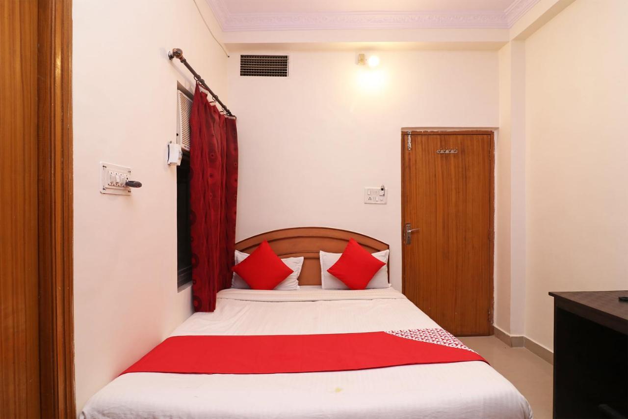Oyo 1021 Hotel Gayatri Residency Tirath Екстер'єр фото